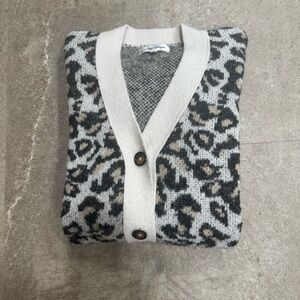 Vigoss Leopard Print Knit Cardigan Sweater Size M Oversized Button Front Pockets